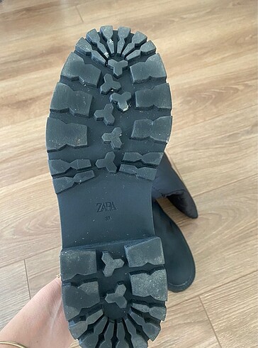 37 Beden Zara kapitone duz cizme