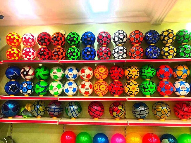Futbol ve voleybol topu mevcuttur