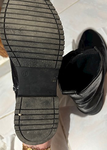 Siyah Deri Tokalı Blok Topuklu Bot - Görsel 4