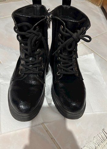 Siyah Deri Tokalı Blok Topuklu Bot - Görsel 2