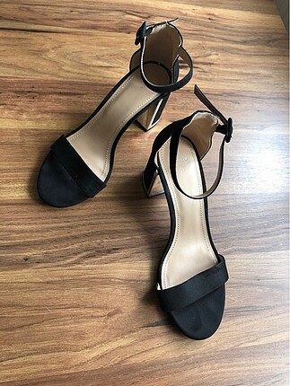 Bershka Topuk Detaylı Sandalet