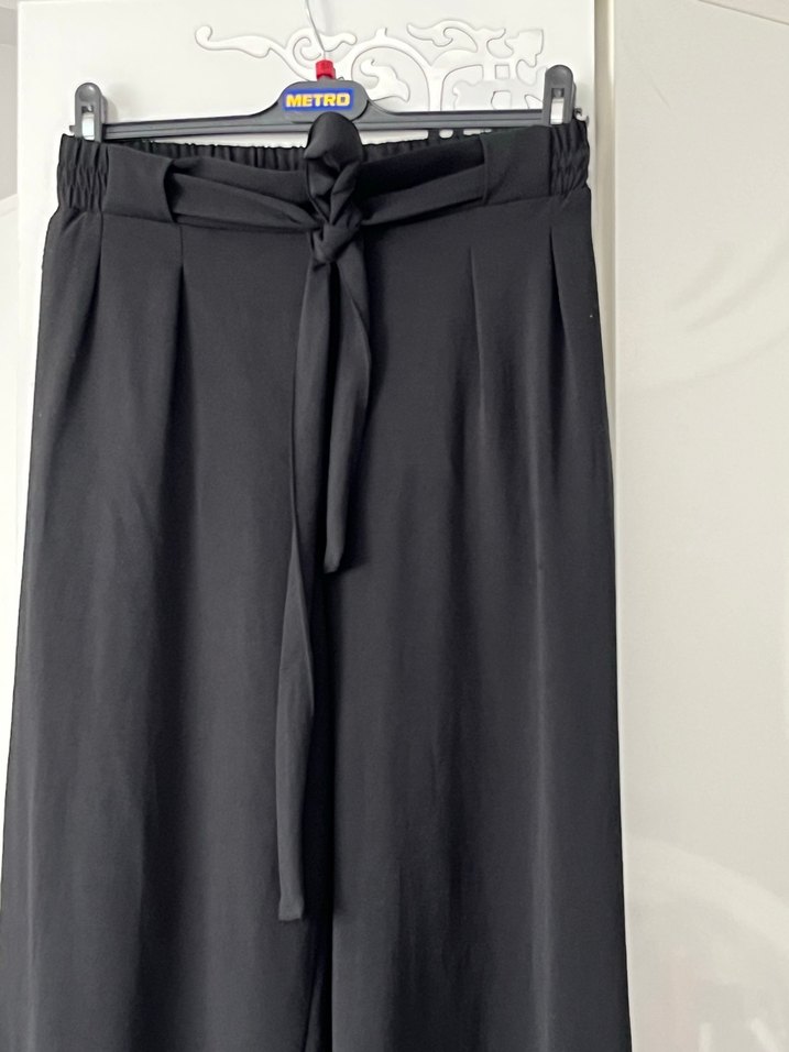 Siyah Kemerli Rahat Kesim Kadın Kumaş Pantolon - Görsel 2