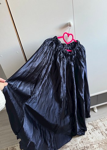 Uzun Siyah Dökümlü Etek - Görsel 3