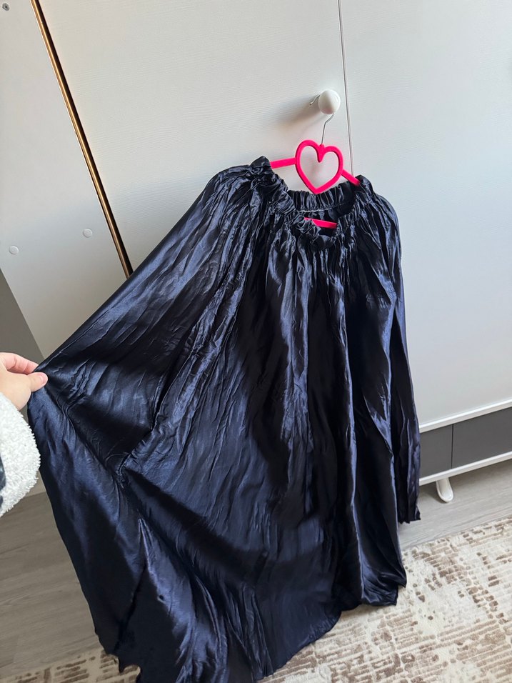 Uzun Siyah Dökümlü Etek - Görsel 2