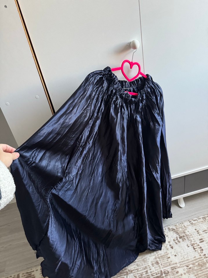 Uzun Siyah Dökümlü Etek - Görsel 3