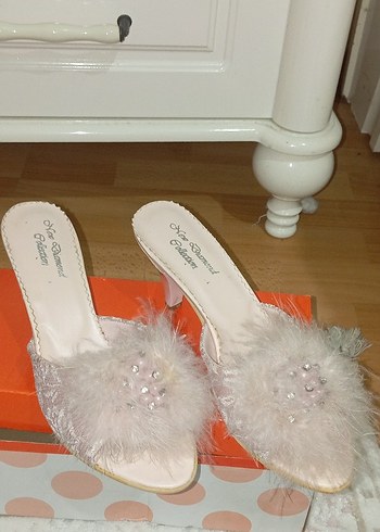 Pembe Tüylü Dolgu Topuklu Kadın Terlik - Görsel 3