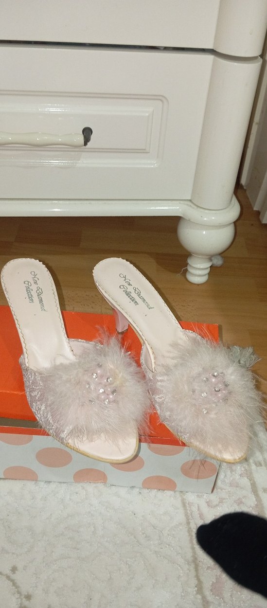 Pembe Tüylü Dolgu Topuklu Kadın Terlik - Görsel 3