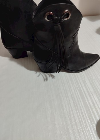 Püsküllü Siyah Deri Stiletto Kadın Bot - Görsel 3