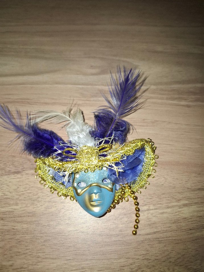 Mavi ve Altın Kadın Maskesi Tüy Detaylı Magnet - Görsel 3