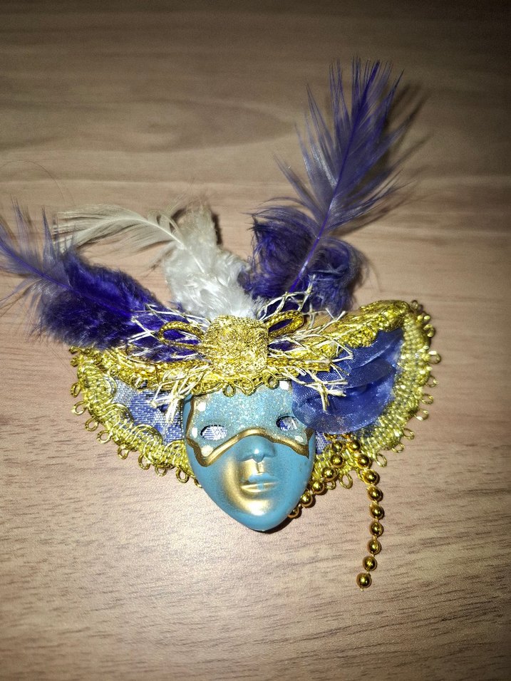 Mavi ve Altın Kadın Maskesi Tüy Detaylı Magnet - Görsel 5