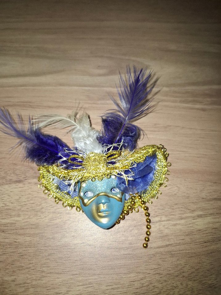 Mavi ve Altın Kadın Maskesi Tüy Detaylı Magnet - Görsel 2