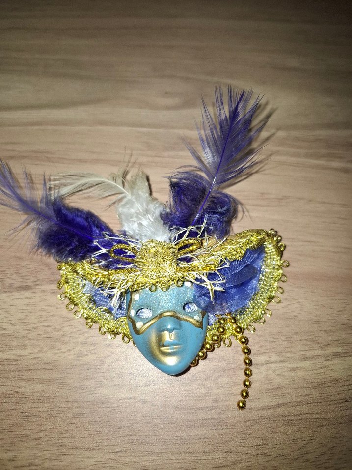 Mavi ve Altın Kadın Maskesi Tüy Detaylı Magnet - Görsel 4