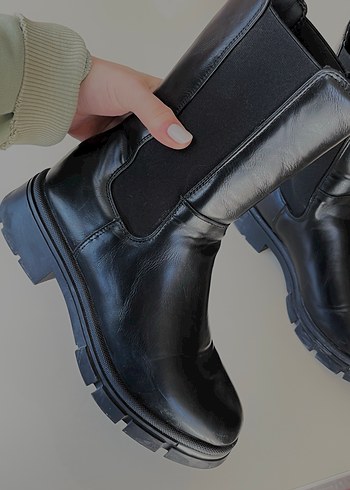Siyah Deri Kadın Bot - Görsel 2