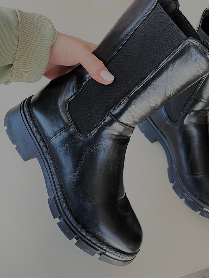 Siyah Deri Kadın Bot - Görsel 2