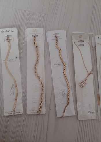 Zincir Detaylı Altın Rengi Bileklik