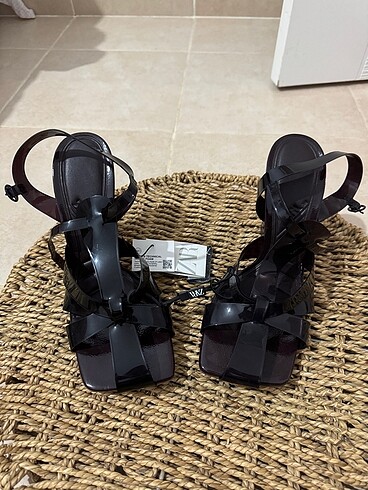 Zara vinil bantlı sandalet - Görsel 5