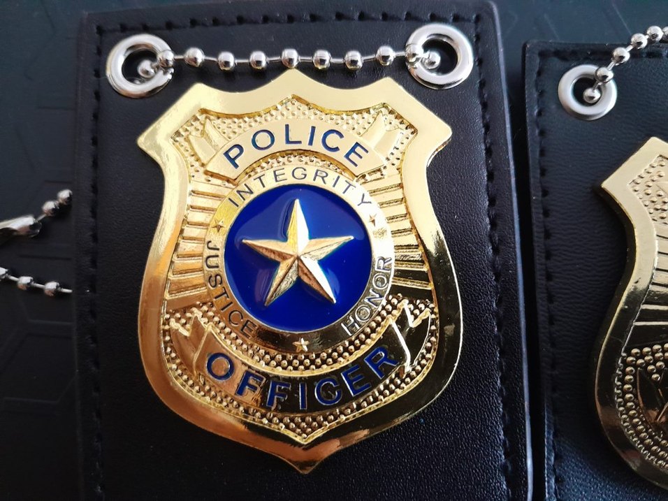 Altın Renk Parlak Polis Rozeti - Görsel 3