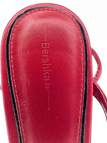 39 Beden kırmızı Renk Bershka Sandalet %70 İndirimli.