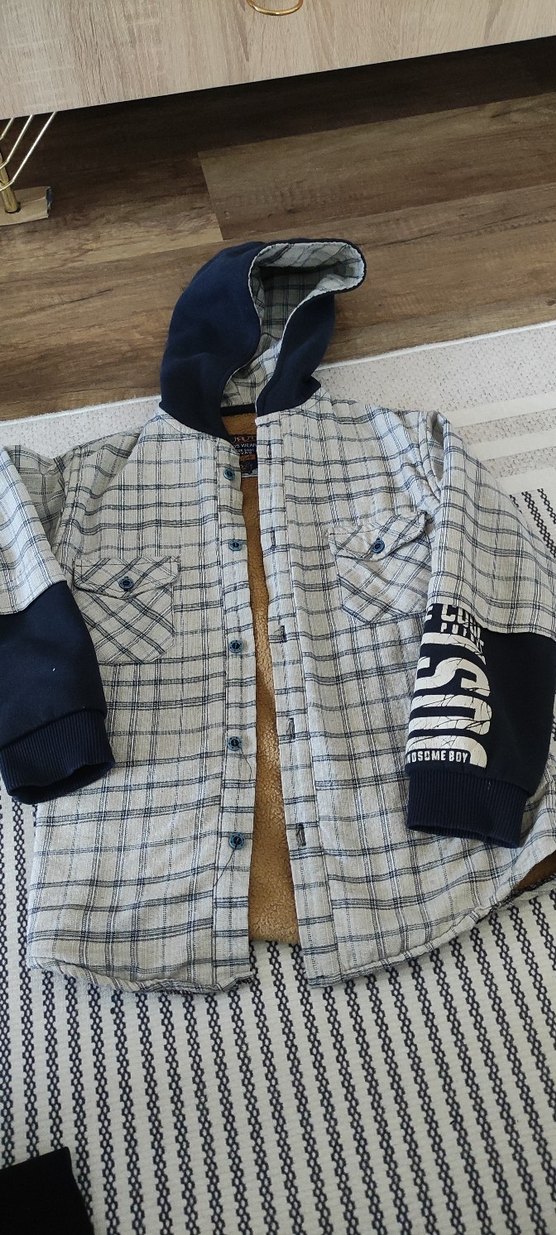 Kapüşonlu, ErkekGömlek elimde iki adet vardır 9 yaş ve 7 yas - Görsel 2