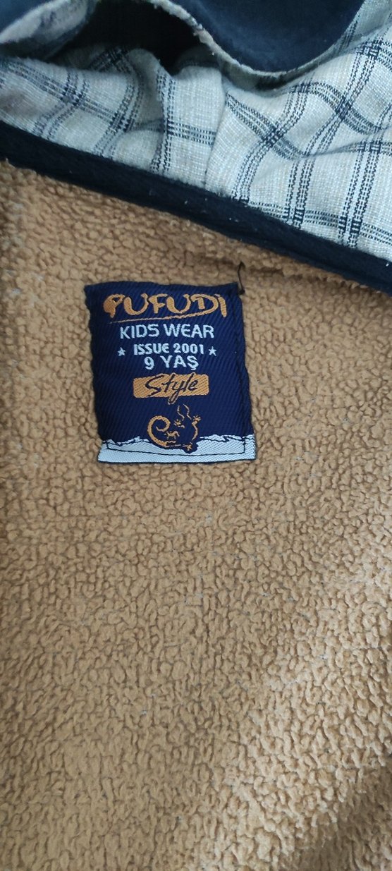 Kapüşonlu, ErkekGömlek elimde iki adet vardır 9 yaş ve 7 yas - Görsel 5