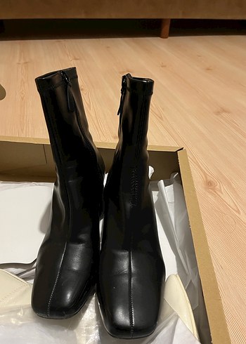 37 Beden siyah Renk Stradivarius bot