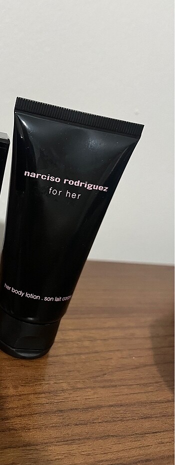 narciso rodguez for her vücut losyonu