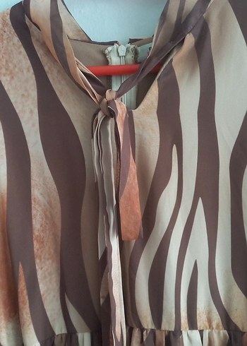 Drapeli Kahverengi Zebra Desenli Uzun Elbise - Görsel 3