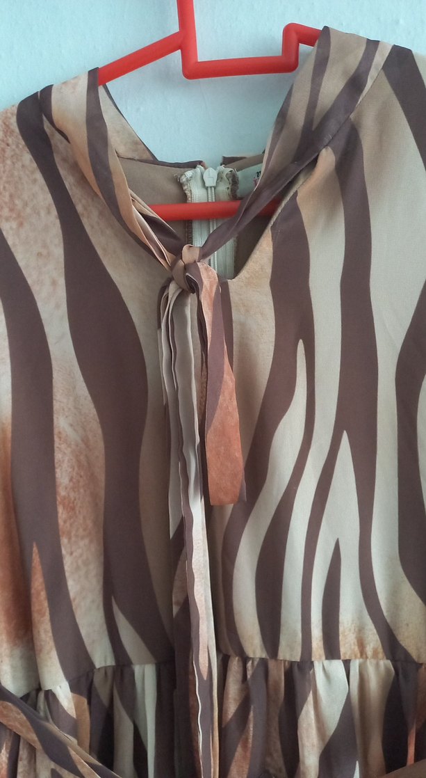 Drapeli Kahverengi Zebra Desenli Uzun Elbise - Görsel 3