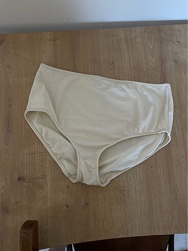42 Beden beyaz Renk bikini altı krem