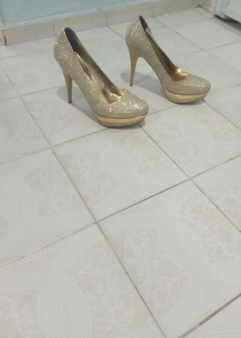 2K Parlak Altın Stiletto Topuklu Kadın Ayakkabı