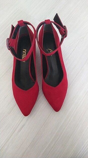 Kadın kırmızı süet ayakkabı 