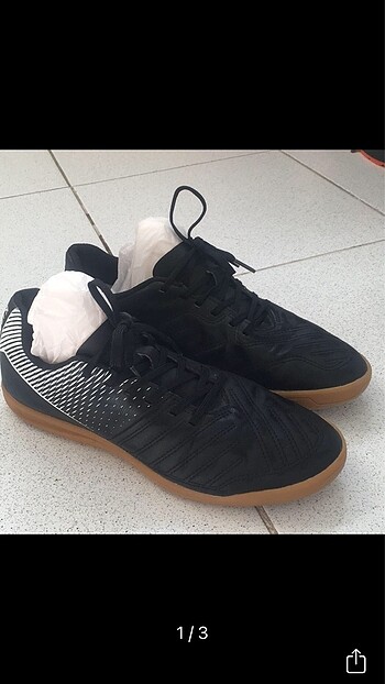Futsal ayakkabısı