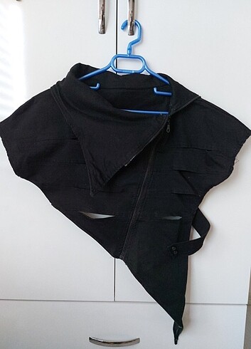 Siyah asimetrik yırtıklı kot ceket