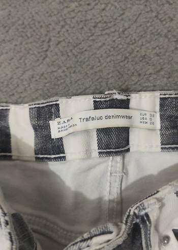 Gri Çizgili Pilili Kot Şort - Görsel 2