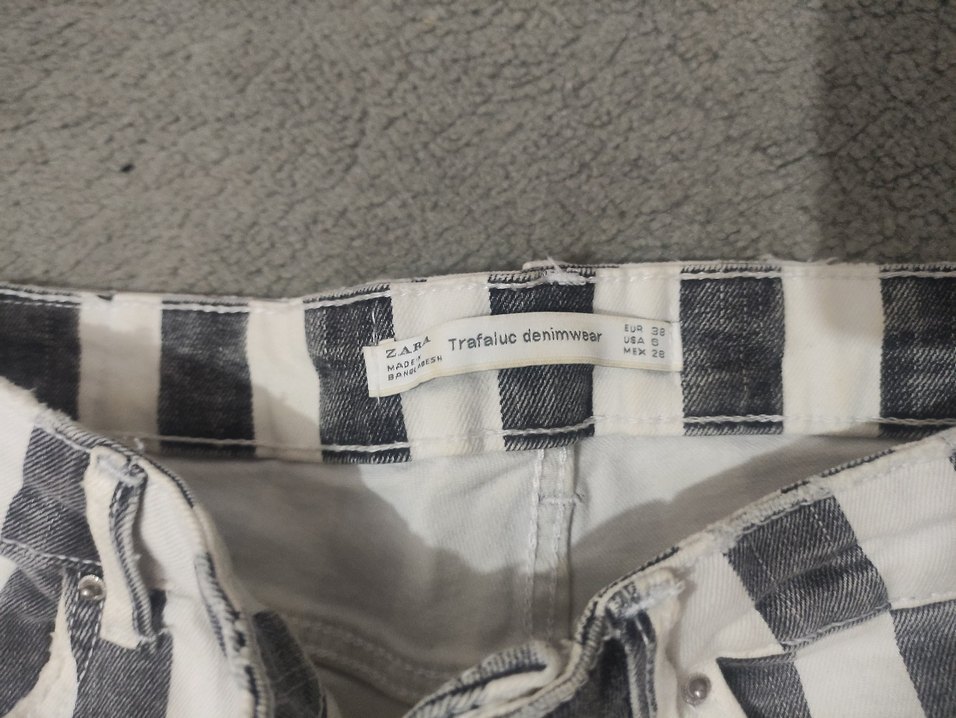 Gri Çizgili Pilili Kot Şort - Görsel 2