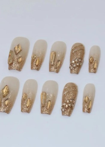 Parlak Altın Renkli Tırnak Süslemeleri - Görsel 3