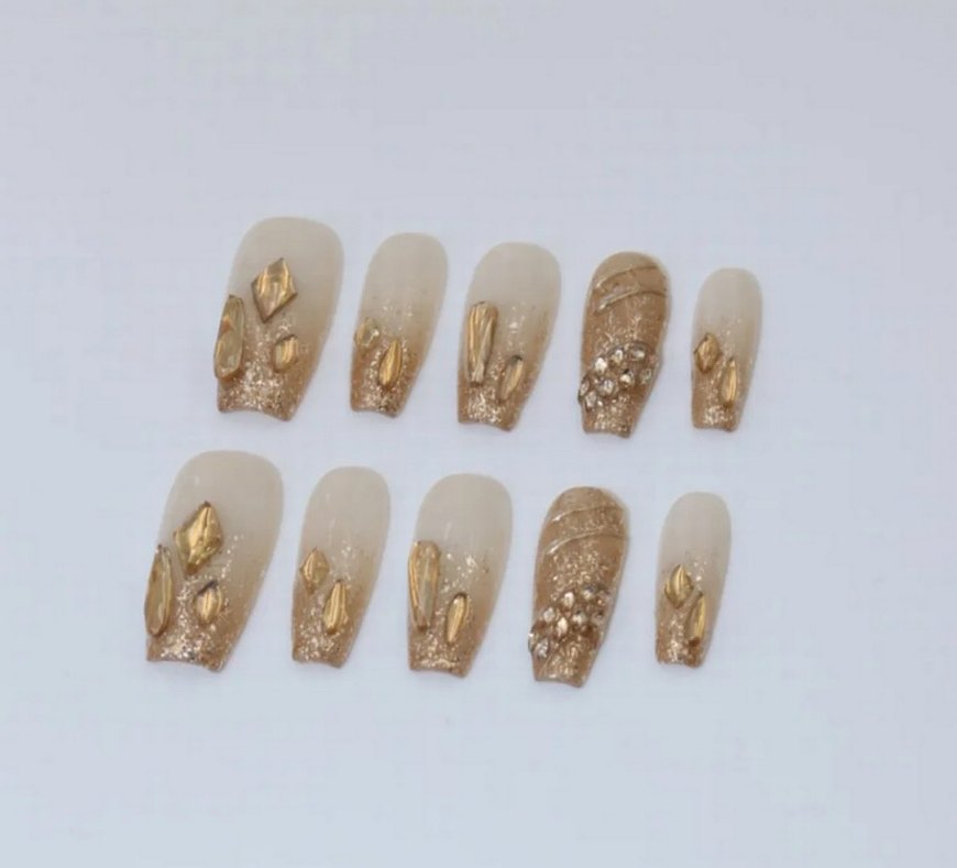 Parlak Altın Renkli Tırnak Süslemeleri - Görsel 3