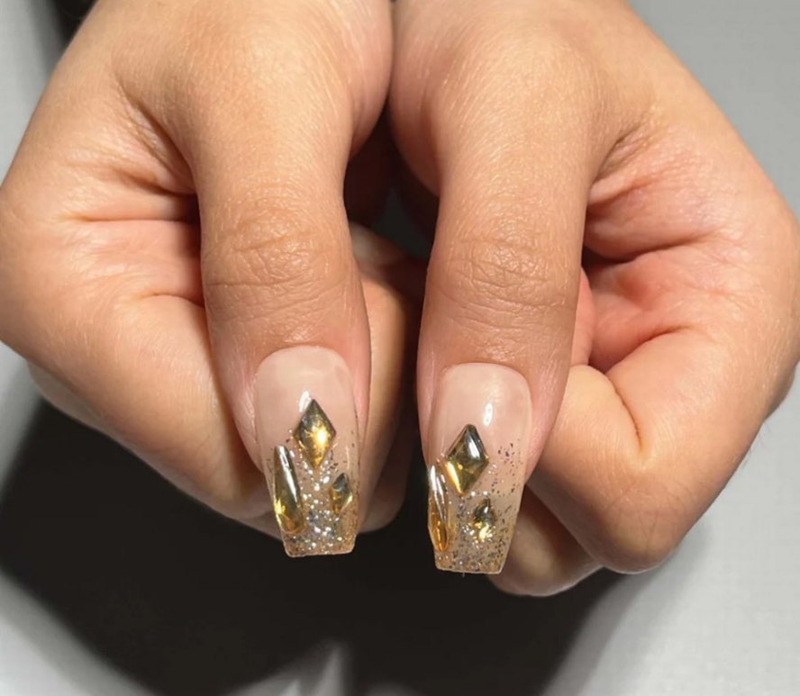 Parlak Altın Renkli Tırnak Süslemeleri - Görsel 2