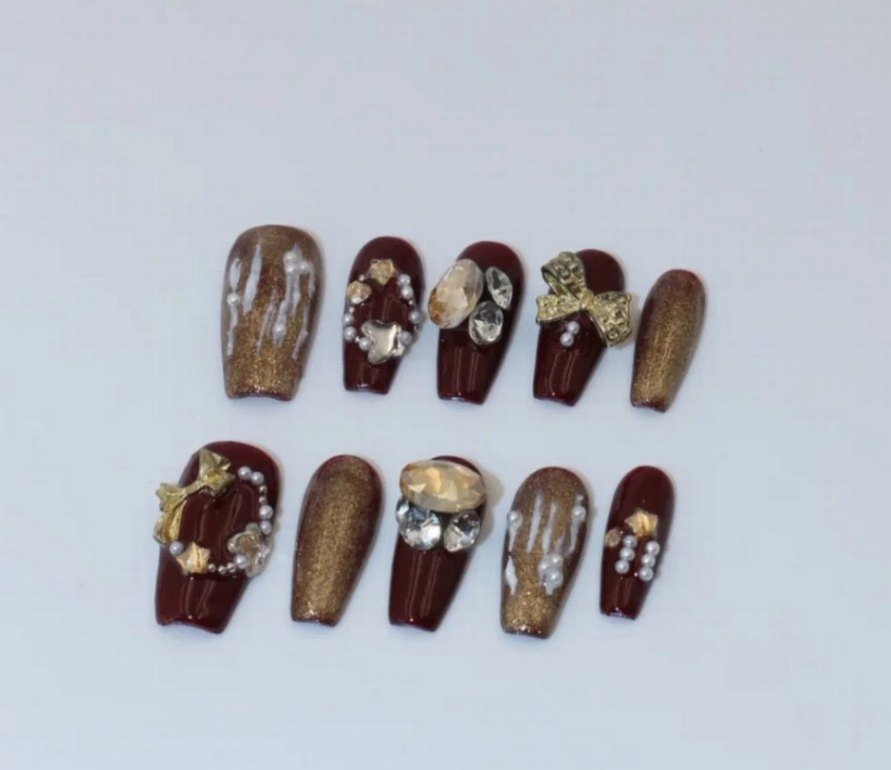 Altın Renkli Parlak Tırnak Süslemeleri - Görsel 3