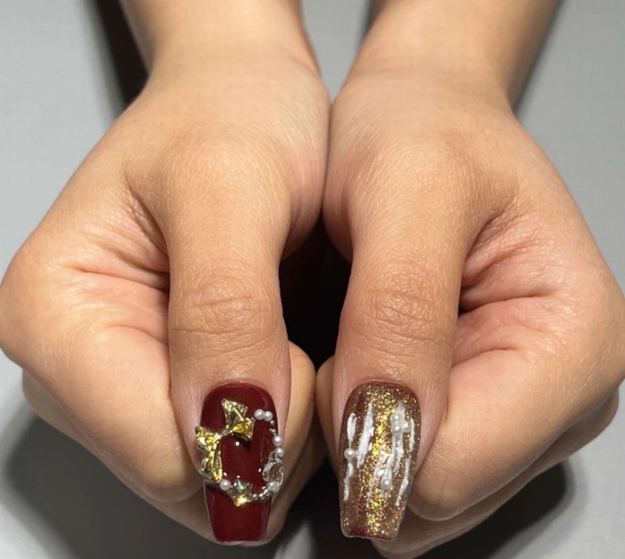 Altın Renkli Parlak Tırnak Süslemeleri - Görsel 2