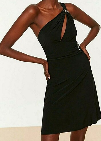 siyah asimetrik yaka elbise
