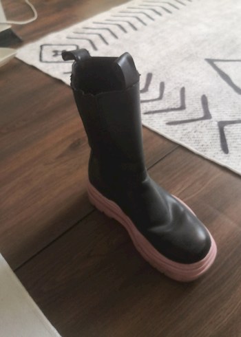 Pembe Tabanlı Siyah Platform Kadın Bot