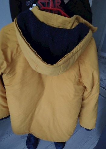 Parlak Sarı Kapüşonlu Erkek Çocuk Mont - Görsel 3