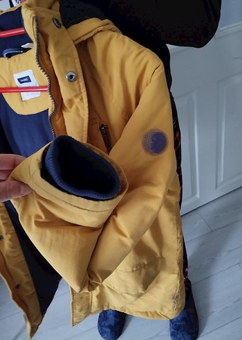 Parlak Sarı Kapüşonlu Erkek Çocuk Mont - Görsel 2