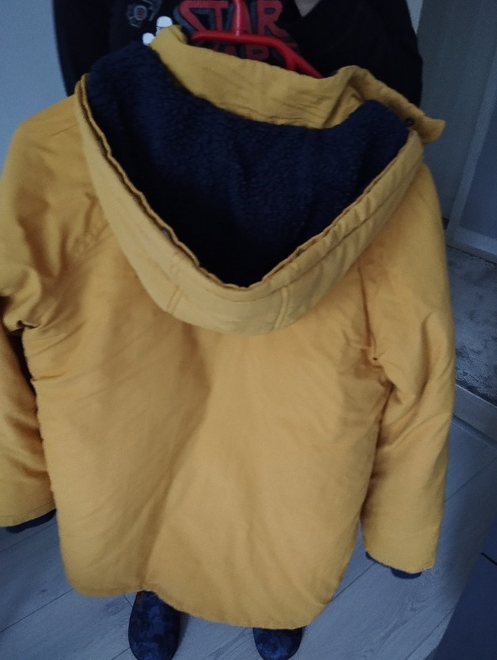 Parlak Sarı Kapüşonlu Erkek Çocuk Mont - Görsel 3
