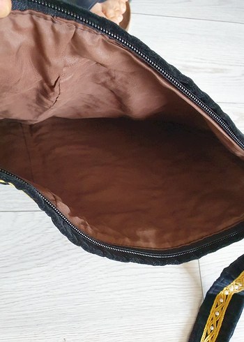 Beden Koyu Siyah Üzerine Altın Nakışlı Omuz Çantası