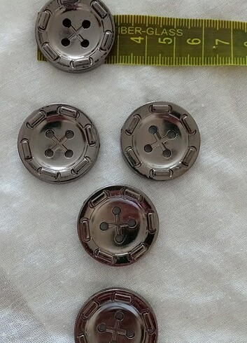 Zamak metal 4 delikli düğme 3 cm tane. 4 lira 6 adet fiati