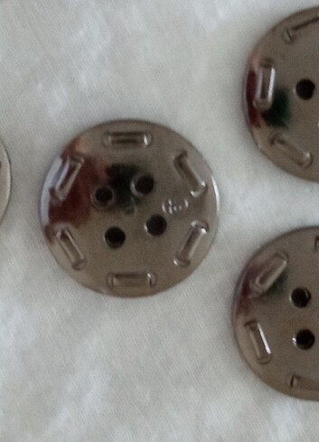 Beden Zamak metal 4 delikli düğme 3 cm tane. 4 lira 6 adet fiati