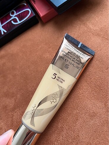 Diğer Charlotte Tilbury Beautiful Skin 5 neutral