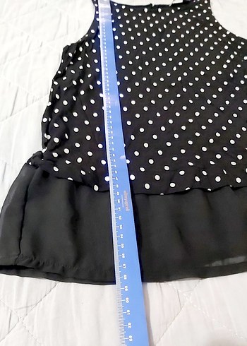 Siyah Puantiyeli Kolsuz V Yakalı Bluz - Görsel 7